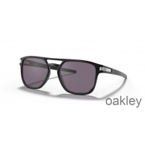 Oakley Latch Beta Sonnenbrille mit grauen Gläsern und mattschwarzem Rahmen
