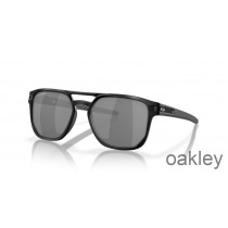 Occhiali da sole Oakley Latch Beta Prizm neri con lenti polarizzate e montatura nera opaca