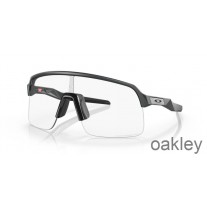 Oakley Sutro Lite Helder tot zwart Iridium meekleurende lenzen Mat carbon frame zonnebril